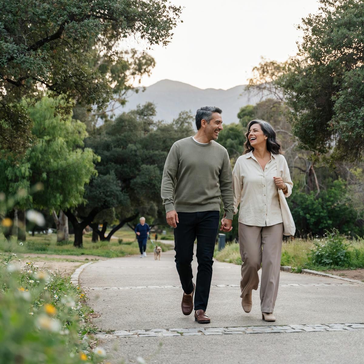 Pareja de unos sesenta años caminando sin molestias por un parque
